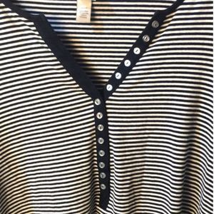 Venezia Soft Striped V-Neck with Button Accent Like New Black & White Size 22/24